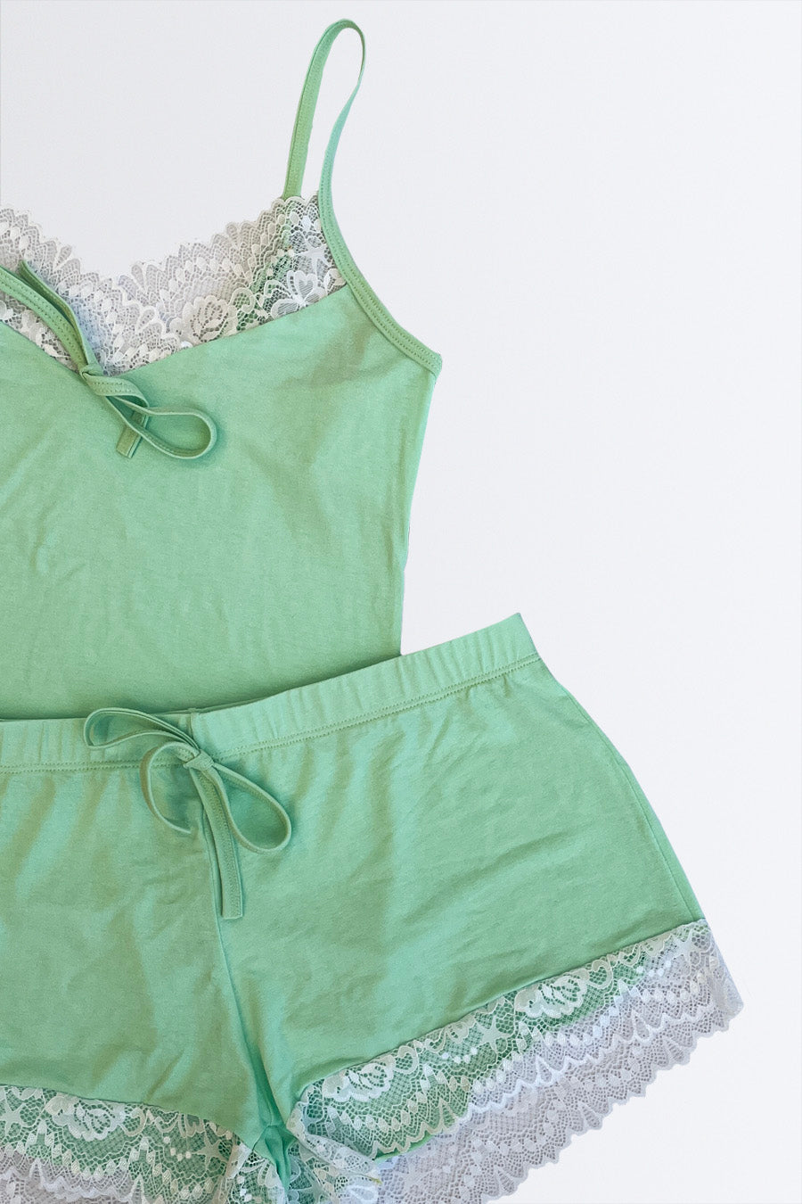 03330 - Short Doll com Renda no Decote e Barra