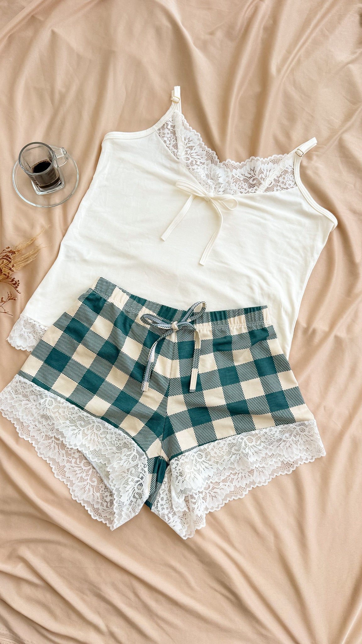 03330 - Short Doll com Renda no Decote e Barra