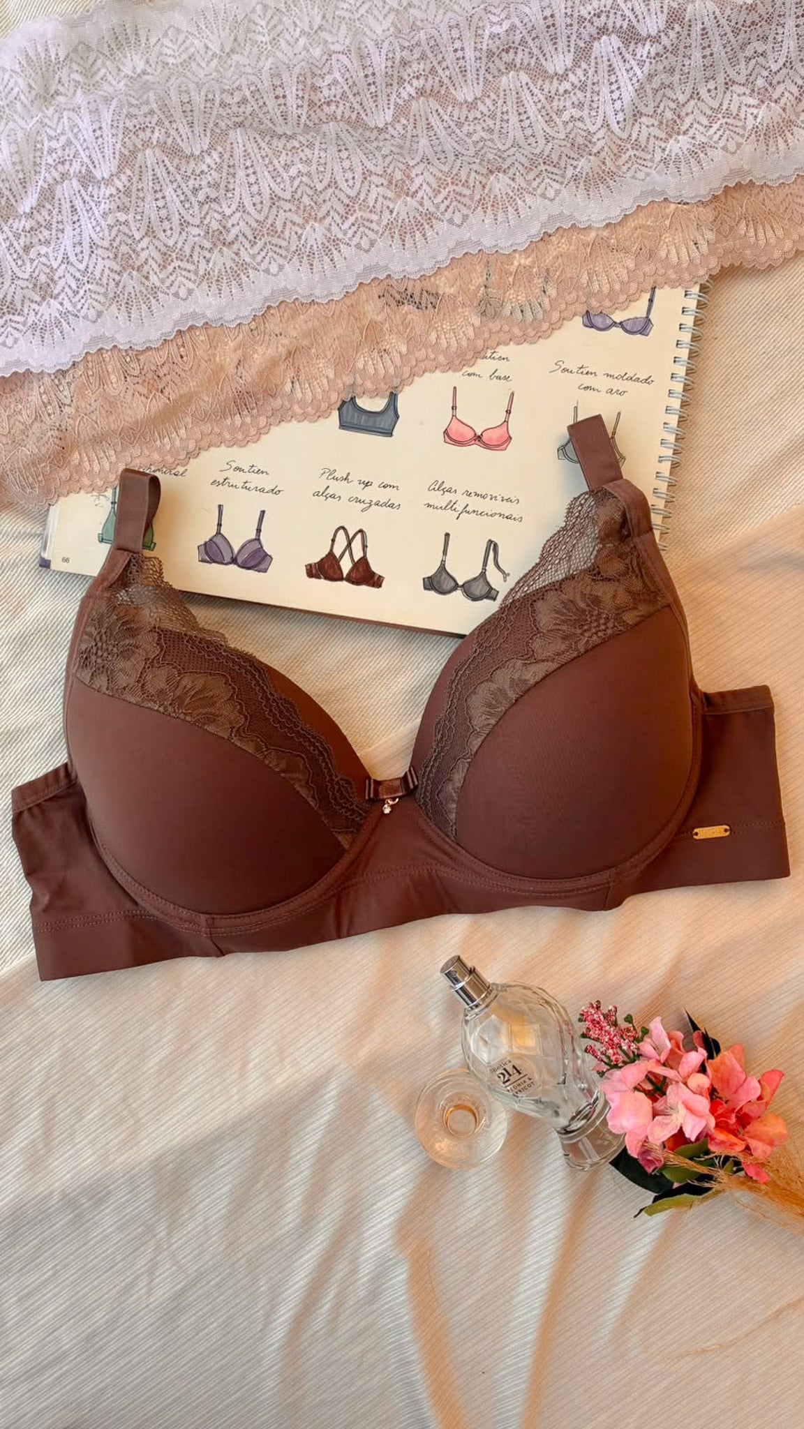 03444 - Soutien Plus Size com Base e Recorte de Renda no Bojo