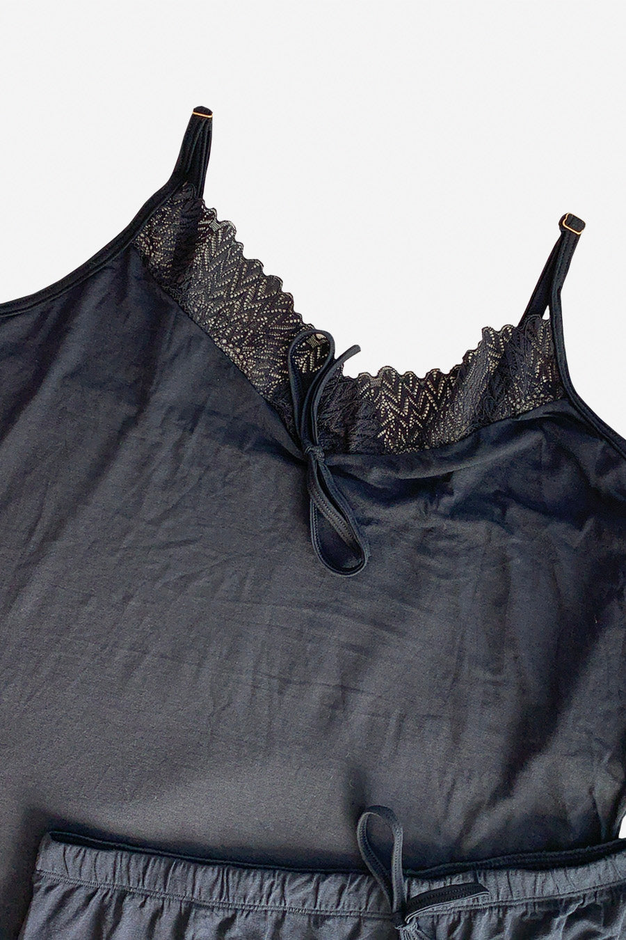 03448 - Short Doll Plus Size com Renda no Decote e na Barra do Short