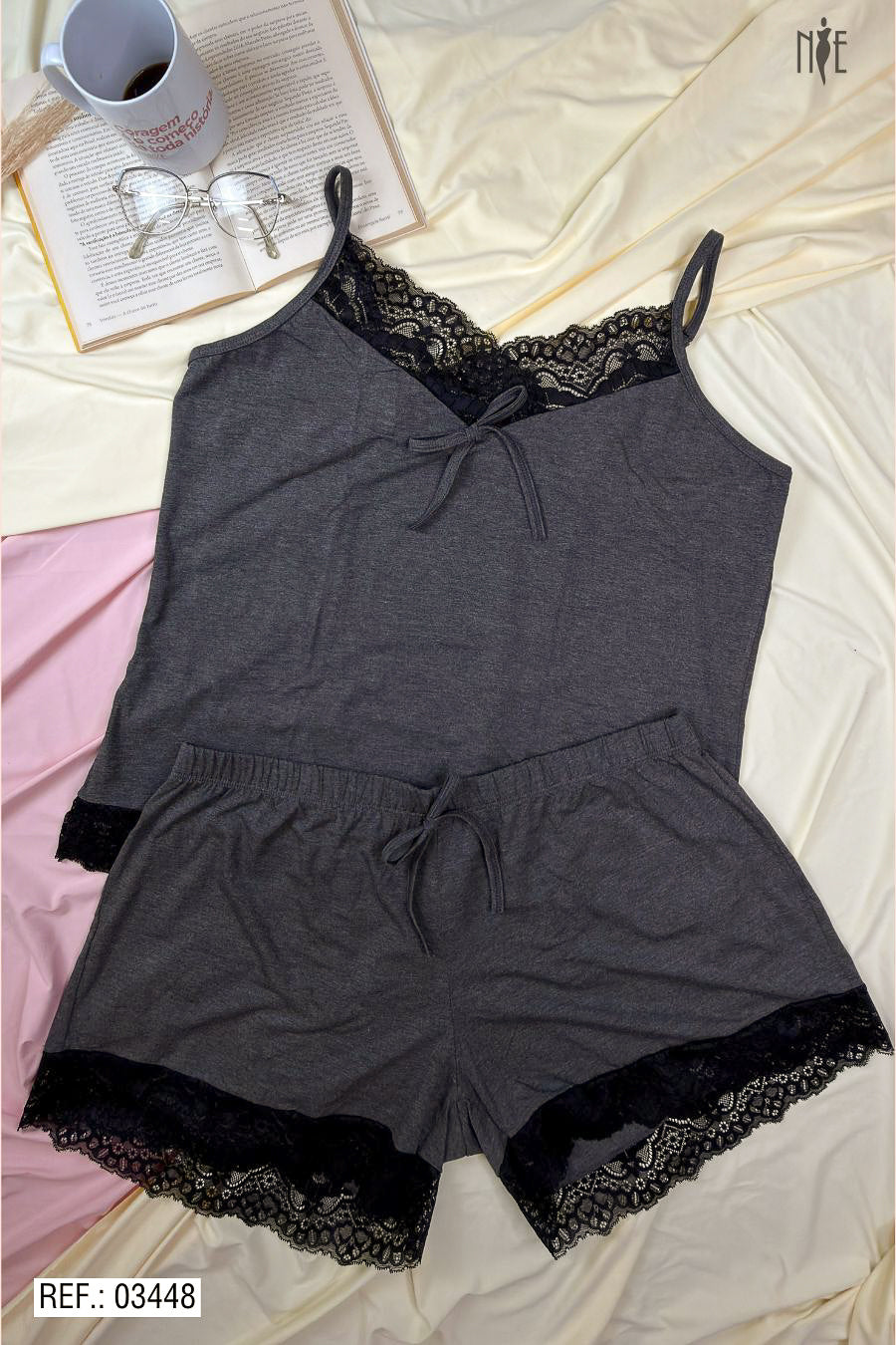 03448 - Short Doll Plus Size com Renda no Decote e na Barra do Short