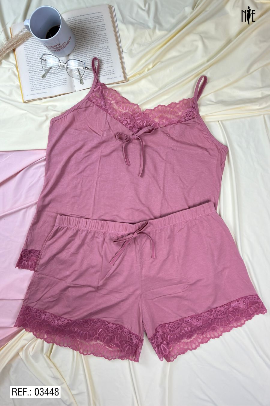 03448 - Short Doll Plus Size com Renda no Decote e na Barra do Short