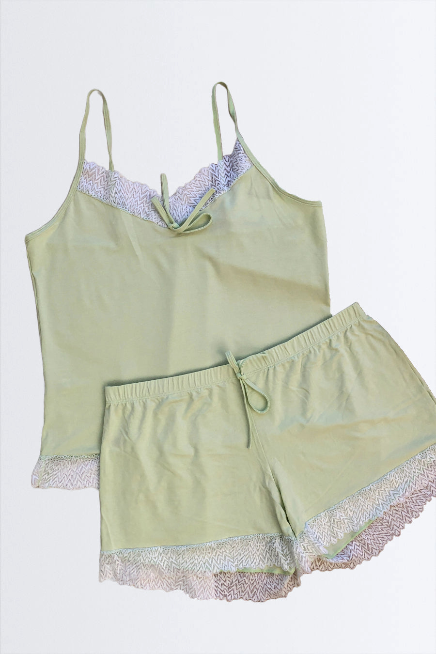 03448 - Short Doll Plus Size com Renda no Decote e na Barra do Short