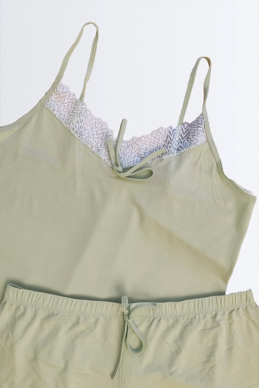 03448 - Short Doll Plus Size com Renda no Decote e na Barra do Short