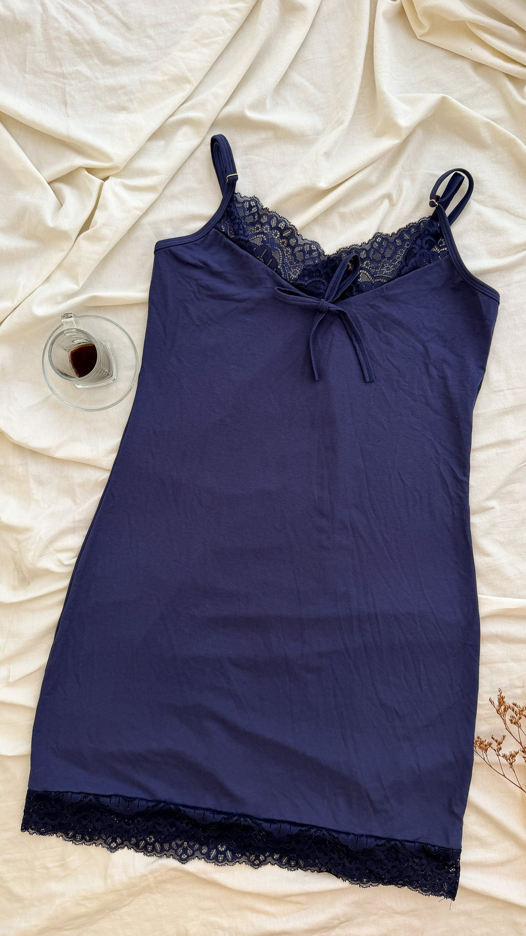 04257 - Camisola de Viscolycra com Renda no Decote e na Barra