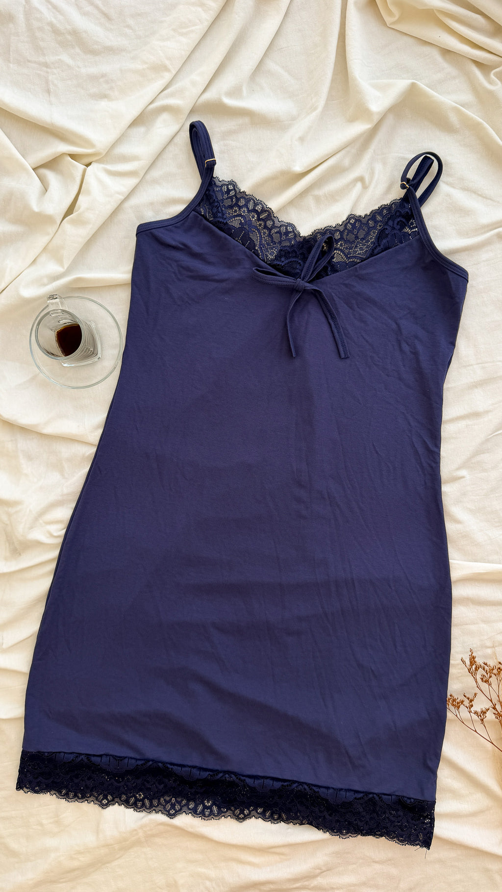 04257 – Camisola em Viscolycra com Renda no Decote e na Barra