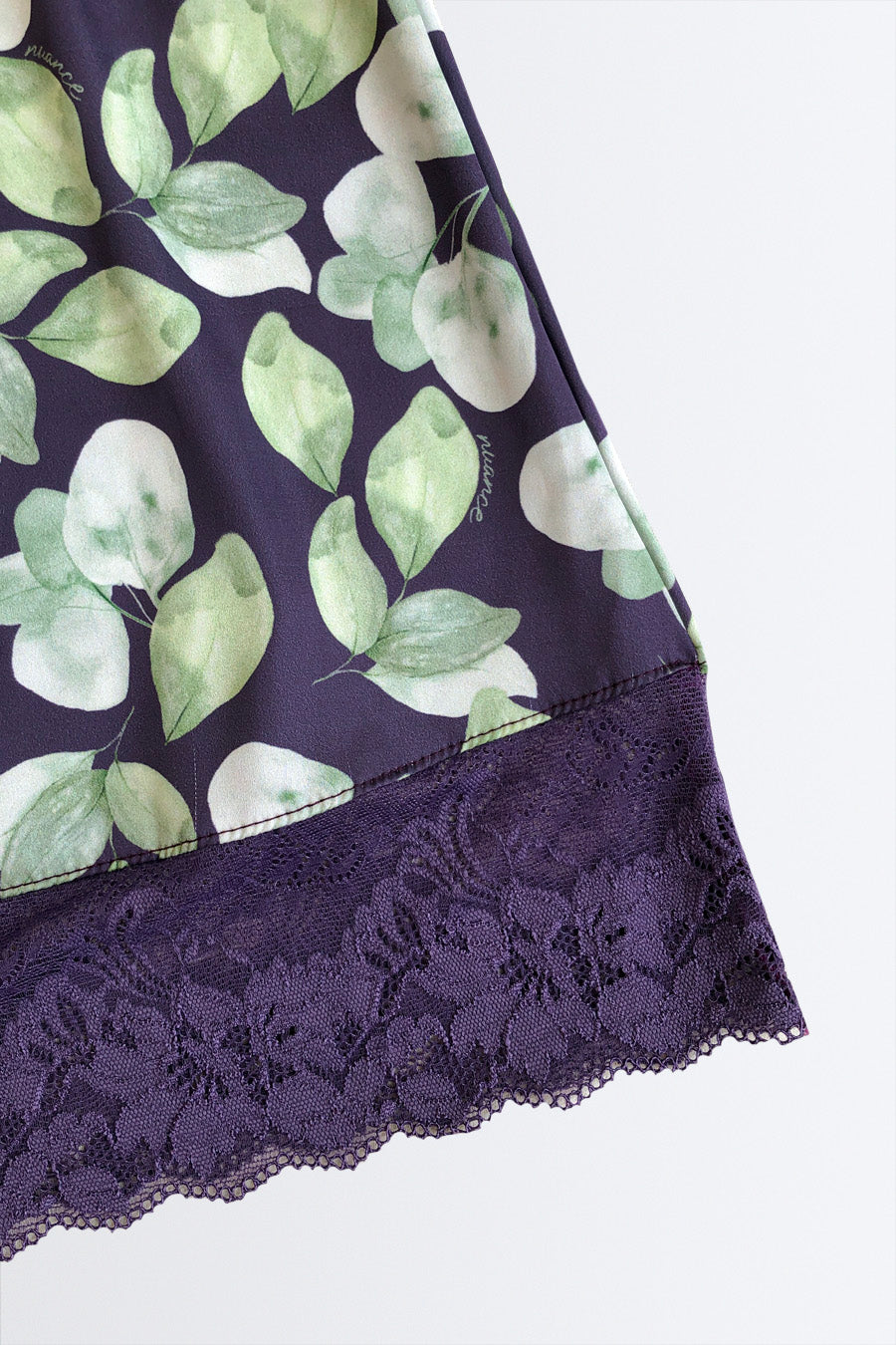 04276 - Camisola Curta sem Bojo Feita no Tecido Gloss Estampado com Decote e Barrado em Renda