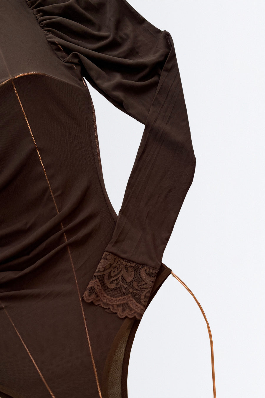 04286 - Body Manga Longa com Recorte e Mangas Drapeada