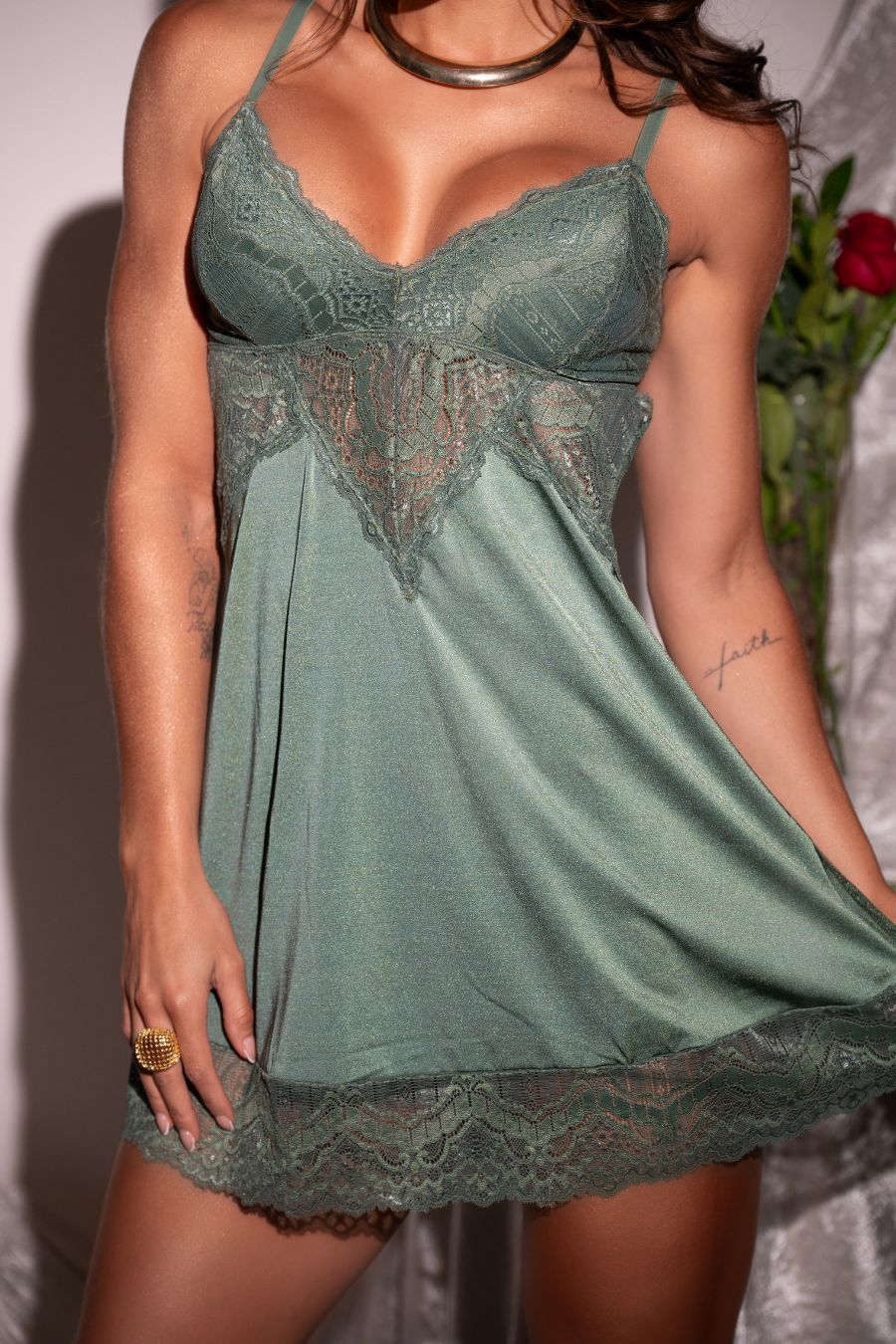 04378 – Camisola Fatale em Renda com Decote nas Costas