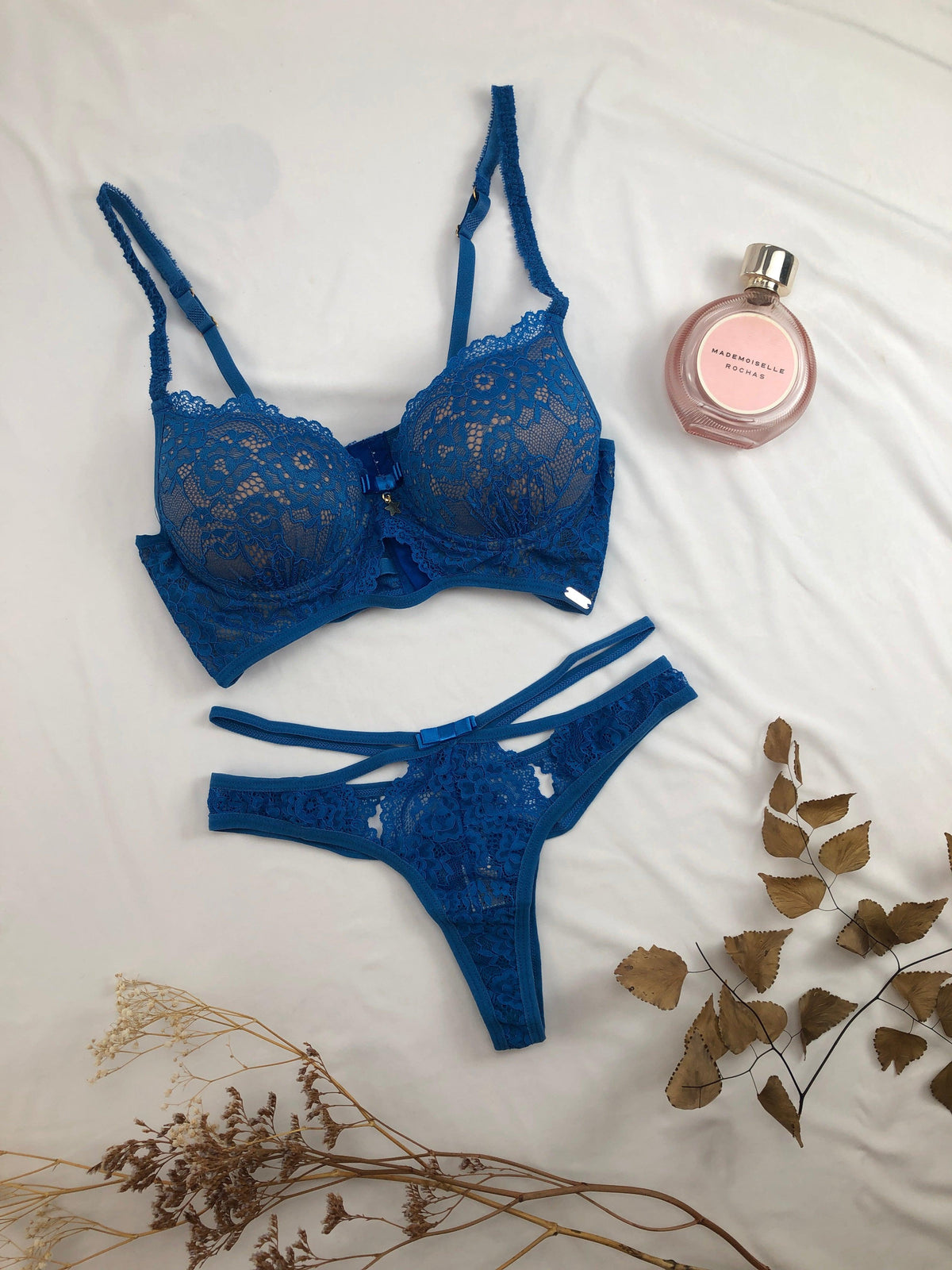 Conjunto de Lingerie Soutien Vazado com Tiras Laterais e Calcinha Fio de Renda - Nuance