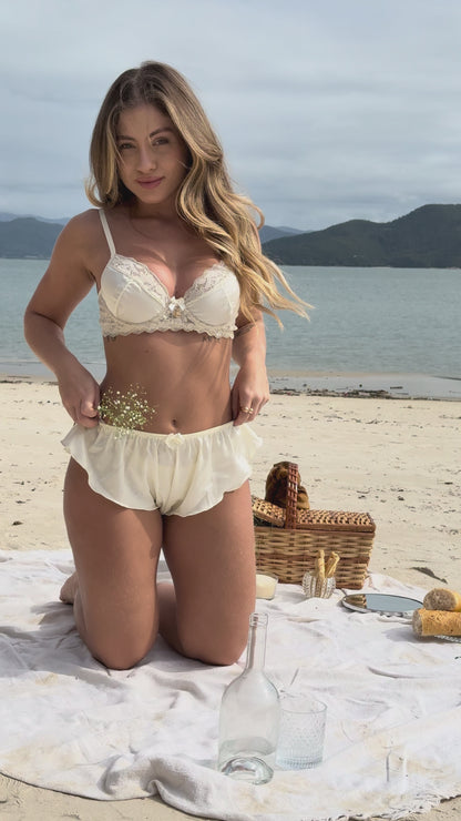 04281 - Trio sem Bojo no Tecido Gloss e Recorte em Renda + Caleçon com Leves Babados