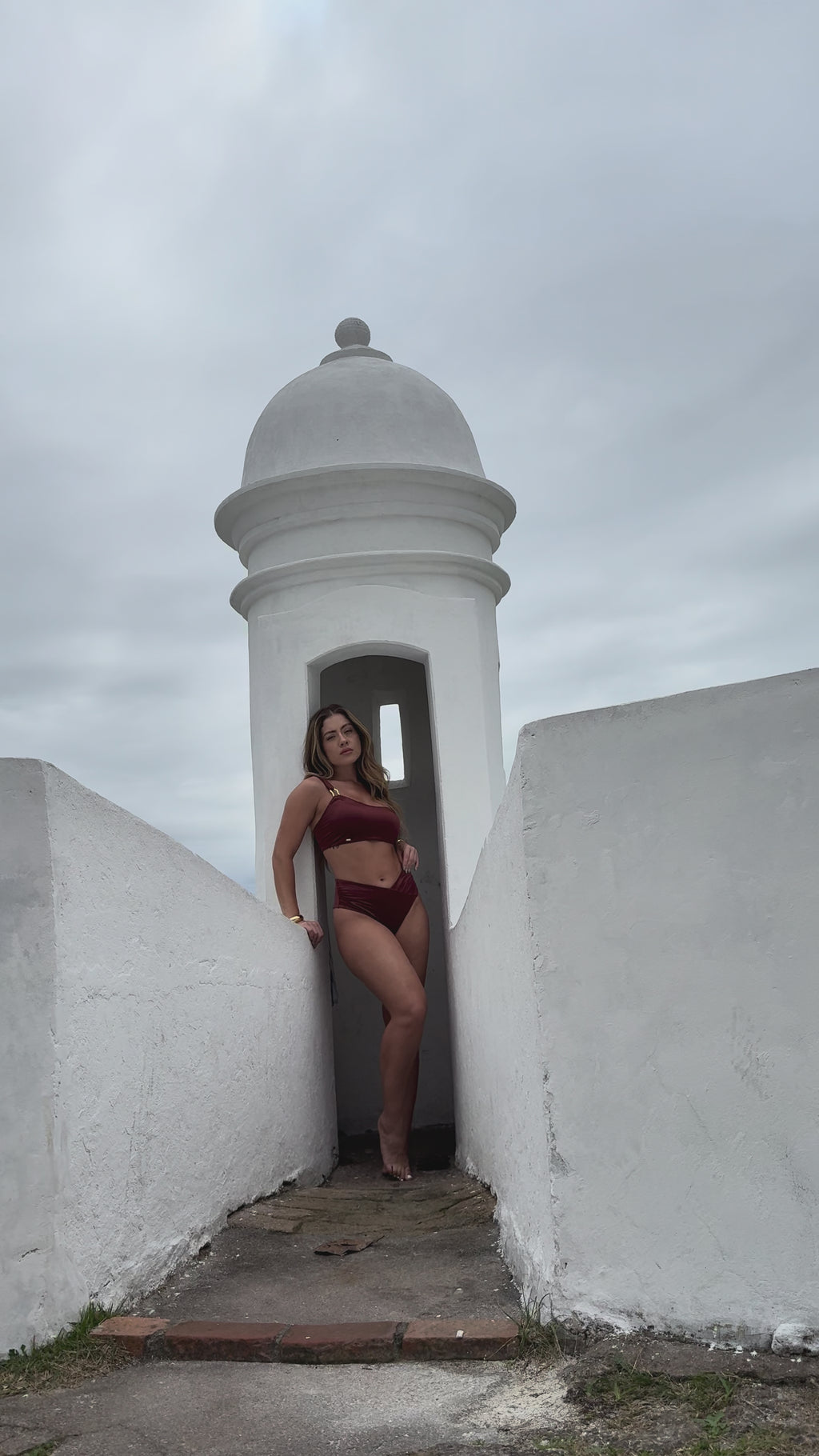 04167 – Biquíni Um Ombro Só com Calcinha Fio Duplo Transpassada