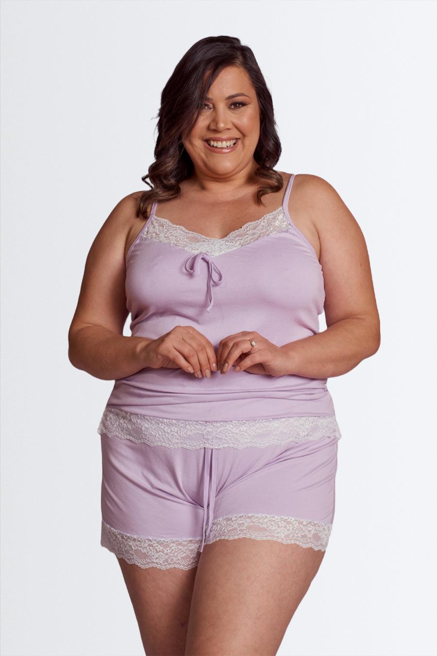 Short Doll Plus Size com Renda no Decote e na Barra do Short - Nuance