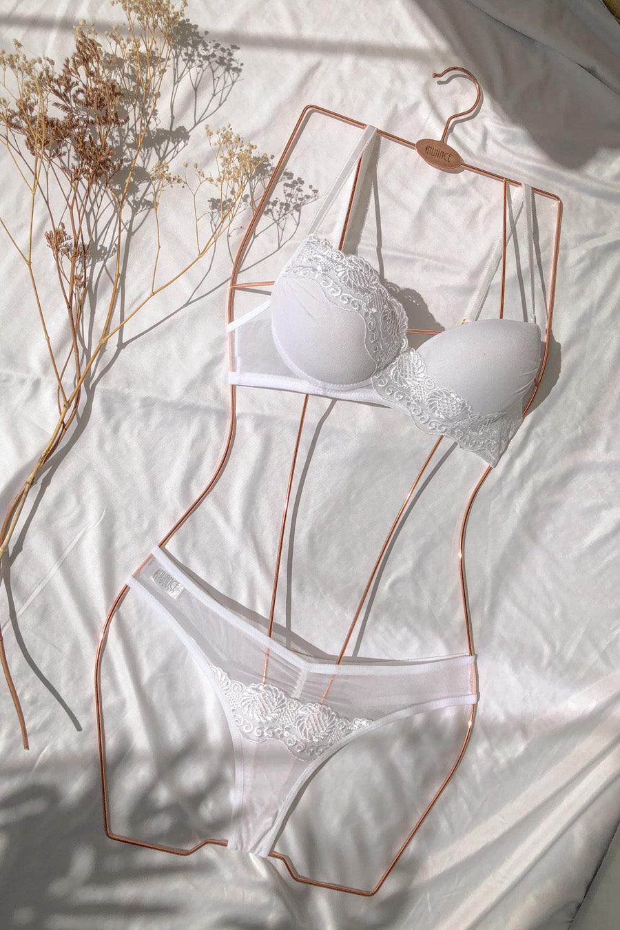 Sutiã com Tule Bordado no Bojo e Base com Calcinha Fio - Elegância e Delicadeza - Nuance