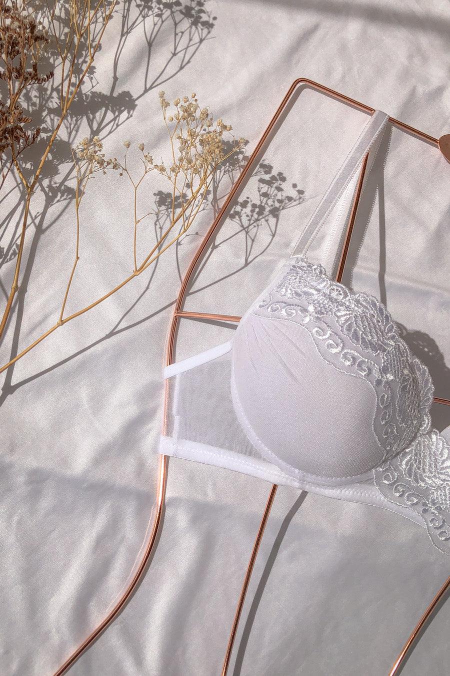 Sutiã com Tule Bordado no Bojo e Base com Calcinha Fio - Elegância e Delicadeza - Nuance